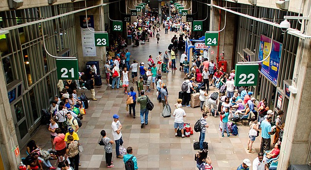 Movimentação na rodoviária do Tietê na véspera do Natal | Gero/Folhapress